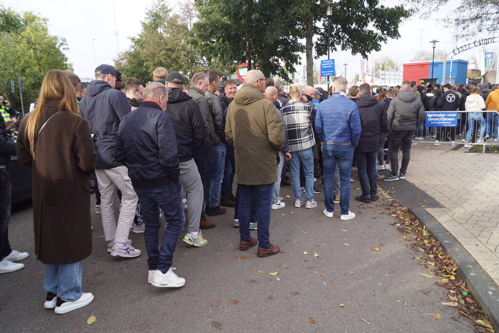 Veel supporters bij voetbalderby