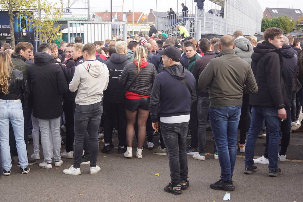 Veel supporters bij voetbalderby
