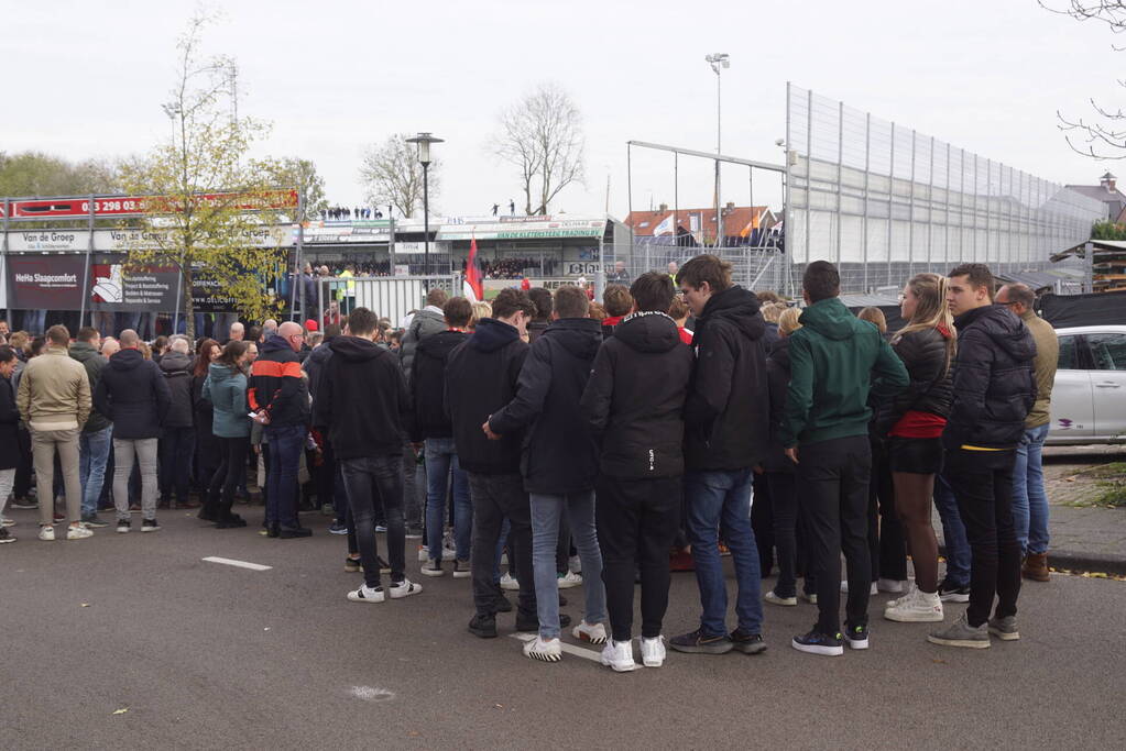 Veel supporters bij voetbalderby