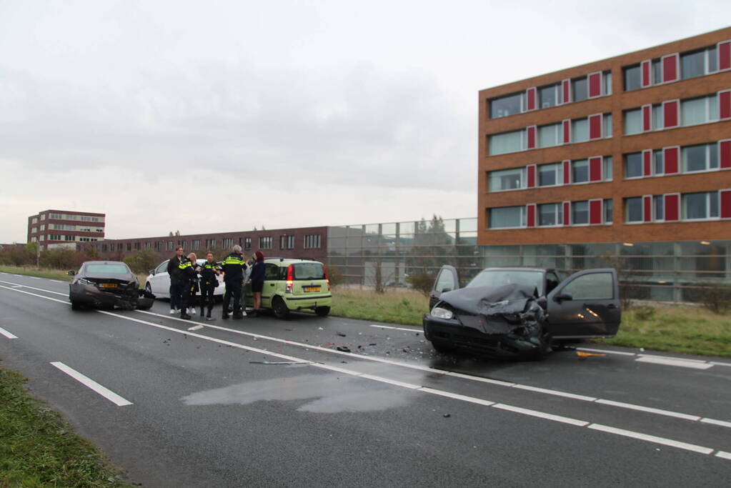 Aanrijding tussen vier voertuigen