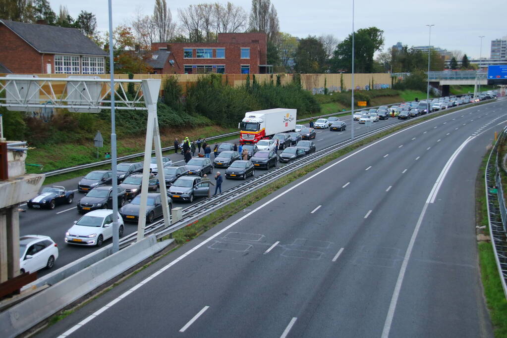 Flinke file na storing Schipholbrug