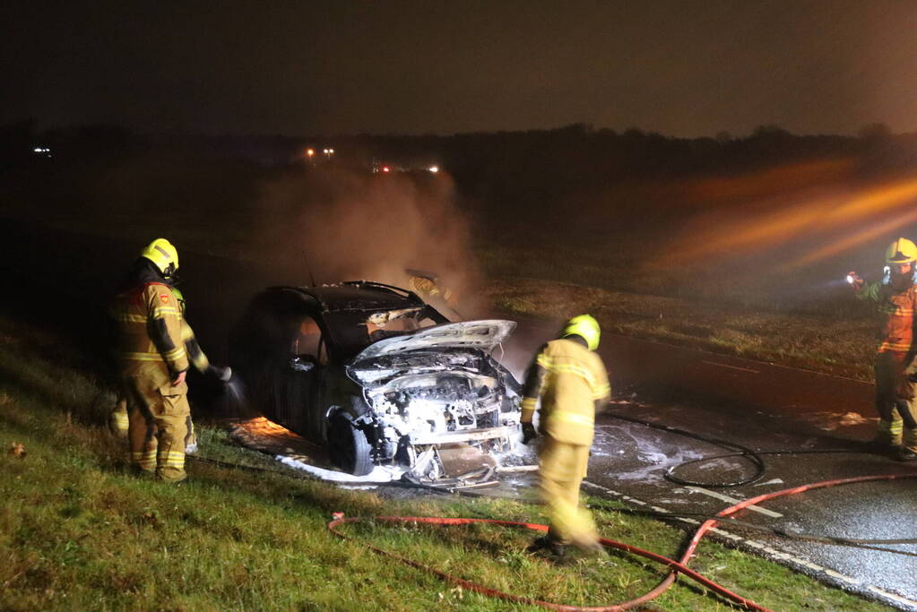 Personenauto vliegt in brand tijdens rijden