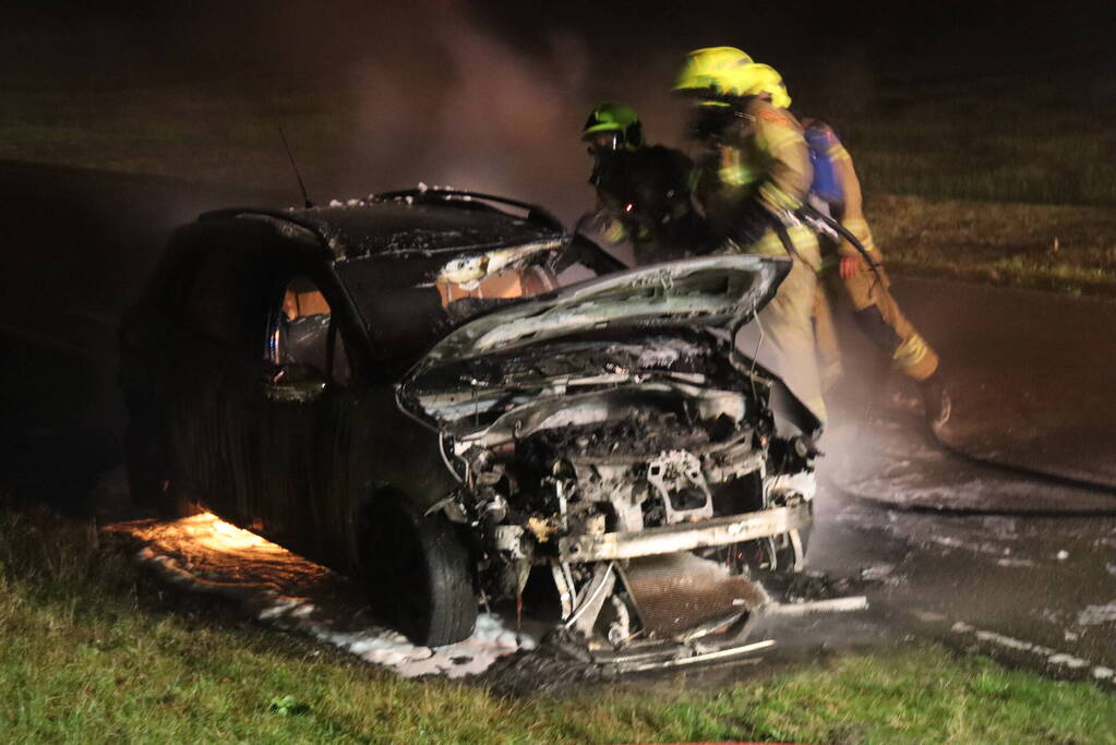 Personenauto vliegt in brand tijdens rijden