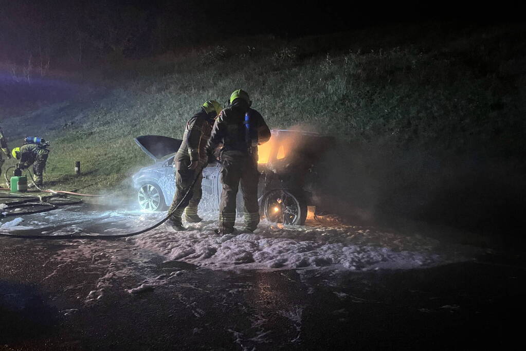 Personenauto vliegt in brand tijdens rijden