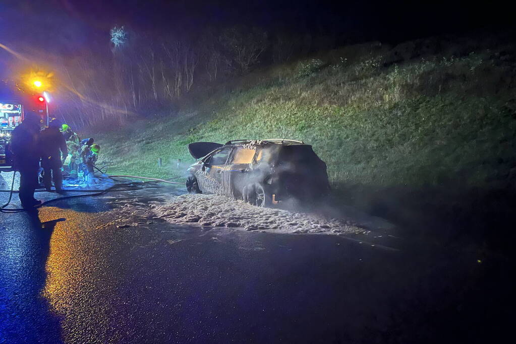 Personenauto vliegt in brand tijdens rijden