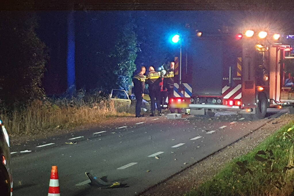 Bestuurder botst frontaal op boom