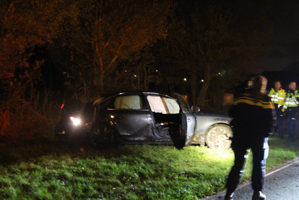 Gewonde en zware beschadiging na rammen boom