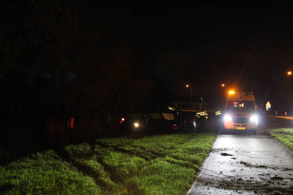 Gewonde en zware beschadiging na rammen boom