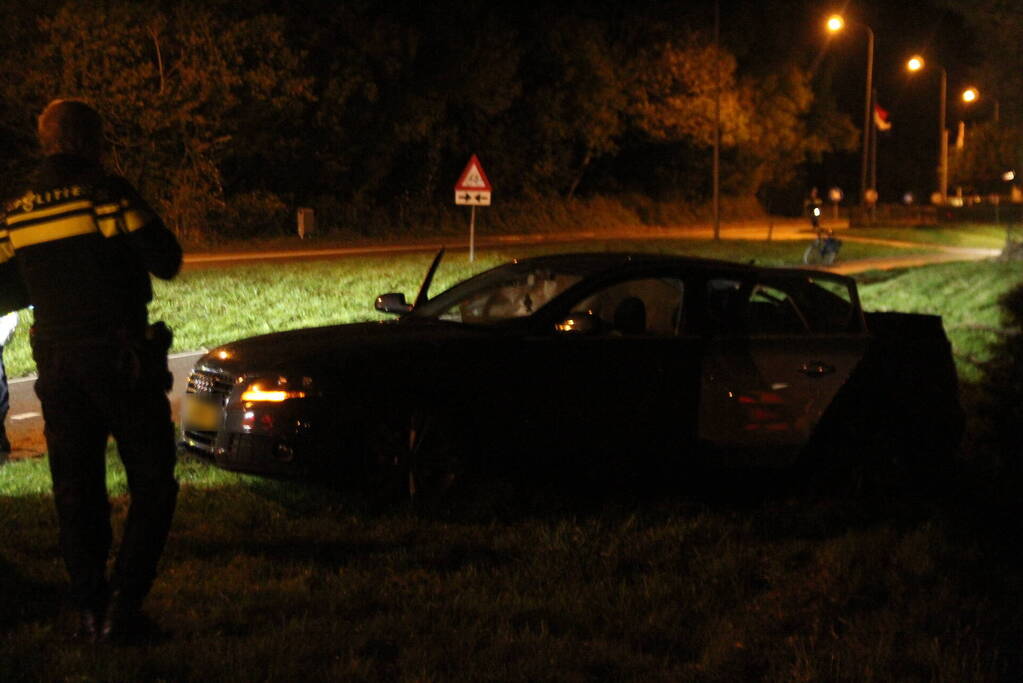 Gewonde en zware beschadiging na rammen boom