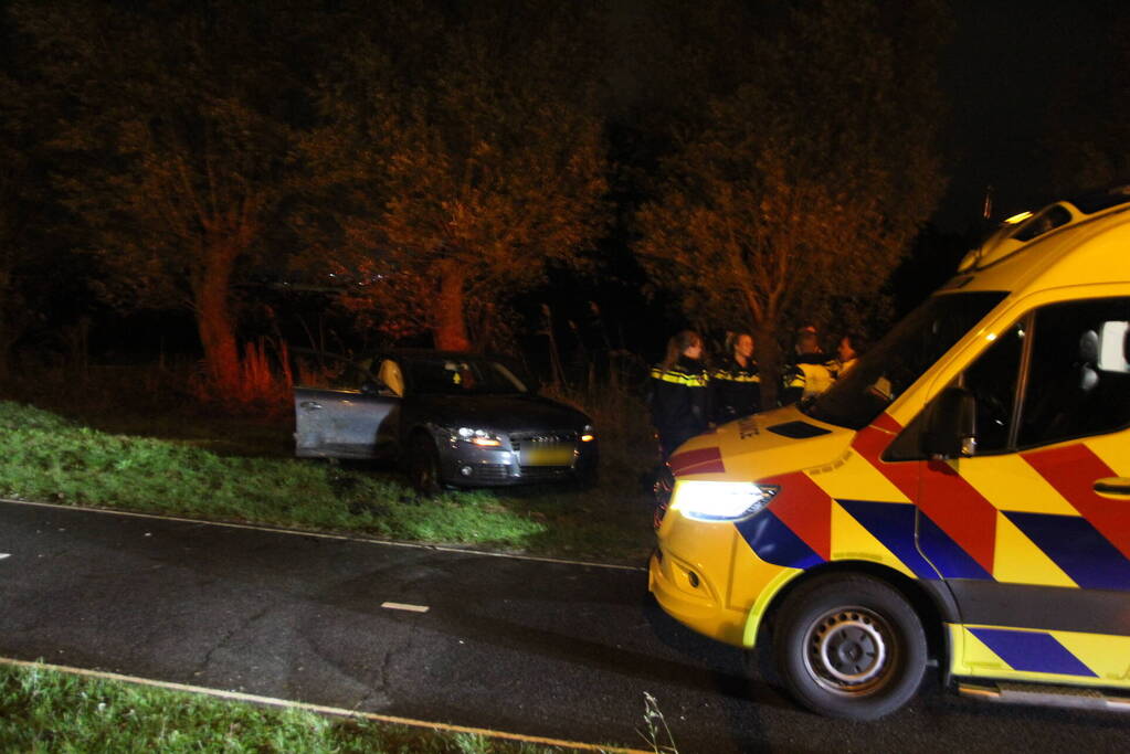 Gewonde en zware beschadiging na rammen boom