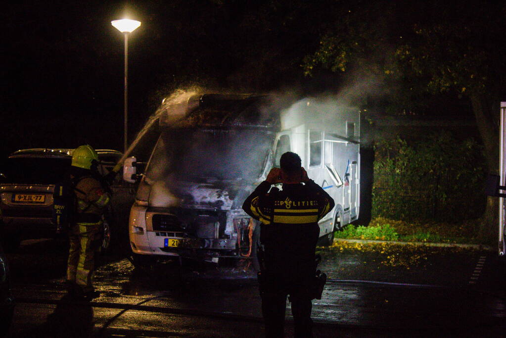 Brand verwoest geparkeerde camper
