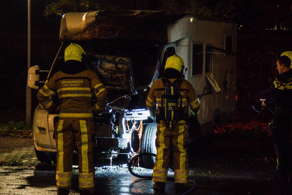 Brand verwoest geparkeerde camper