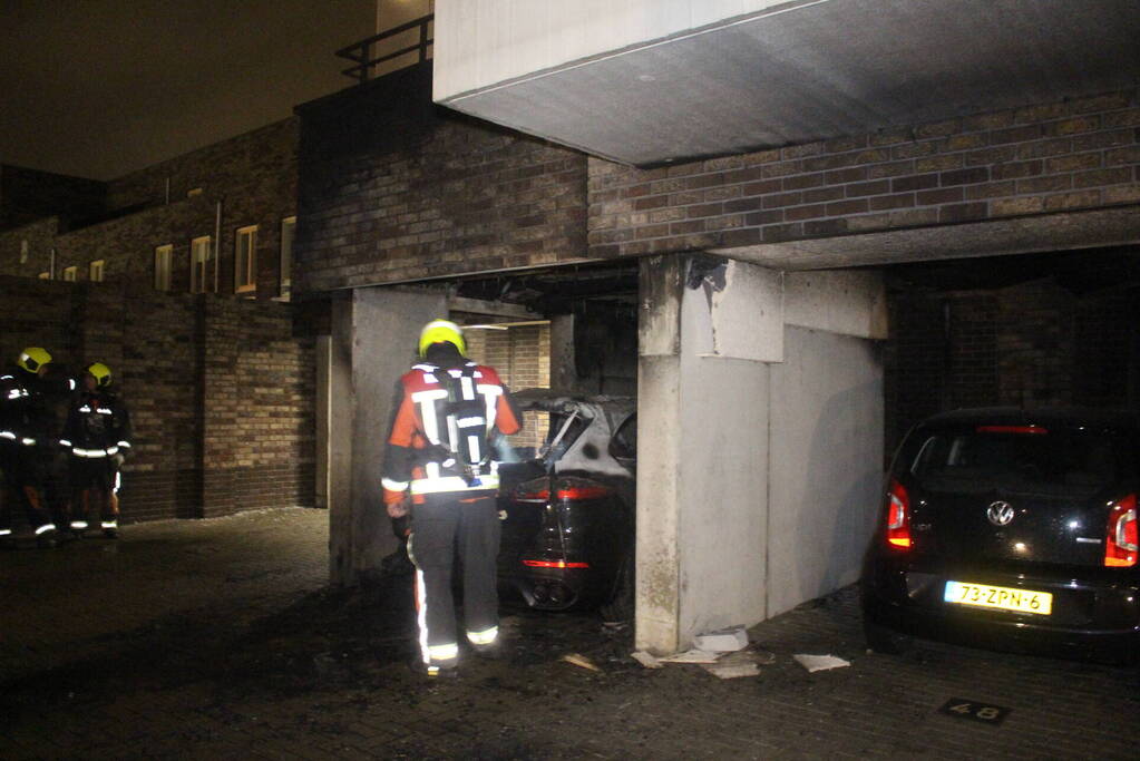 Diverse woningen ontruimd na autobrand