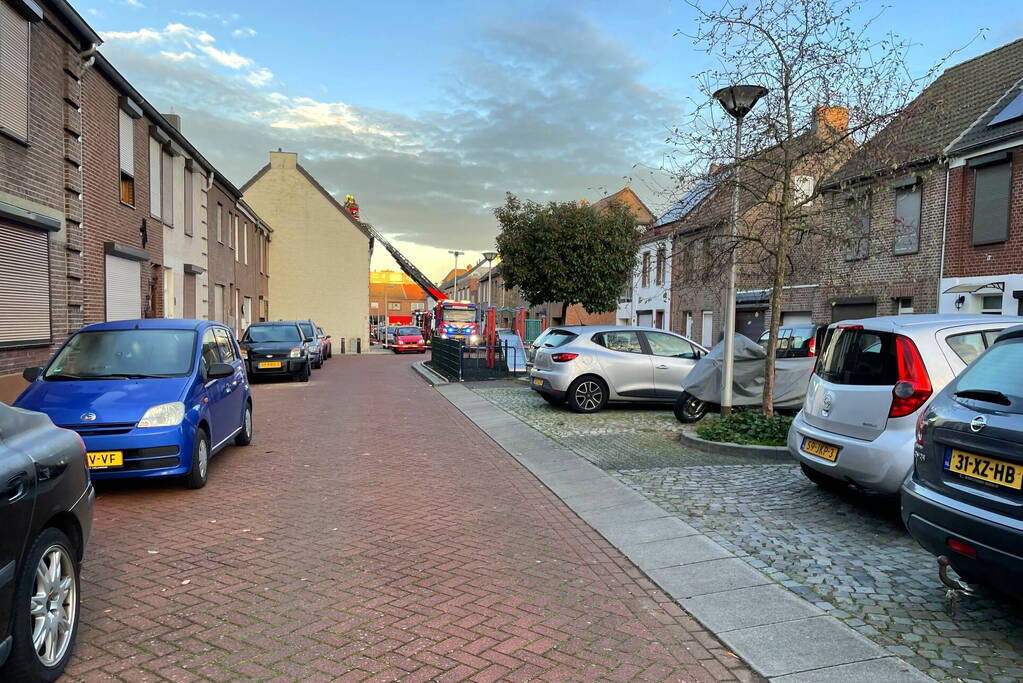 Schoorsteenbrand slaat over naar dak