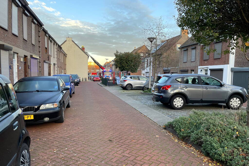 Schoorsteenbrand slaat over naar dak