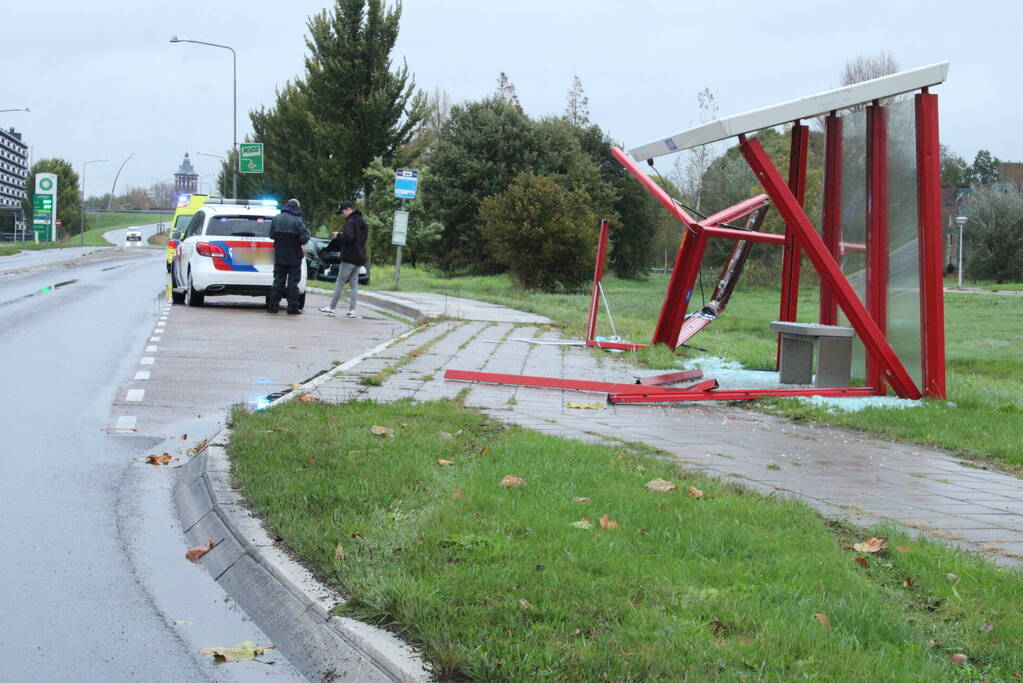 Automobilist ramt bushokje en boom