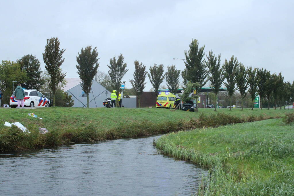 Automobilist ramt bushokje en boom