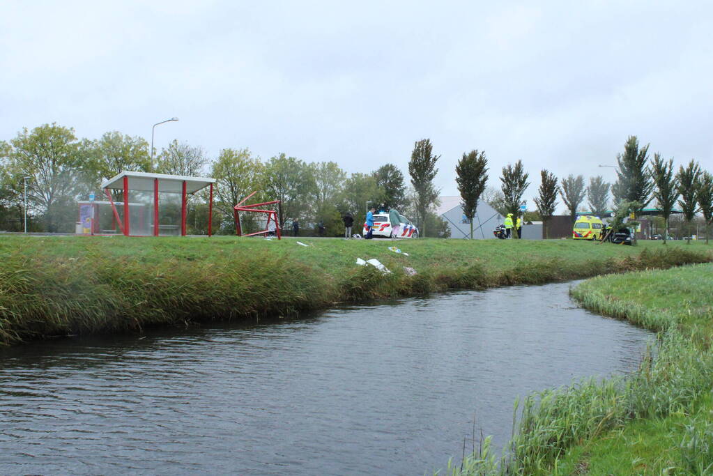 Automobilist ramt bushokje en boom