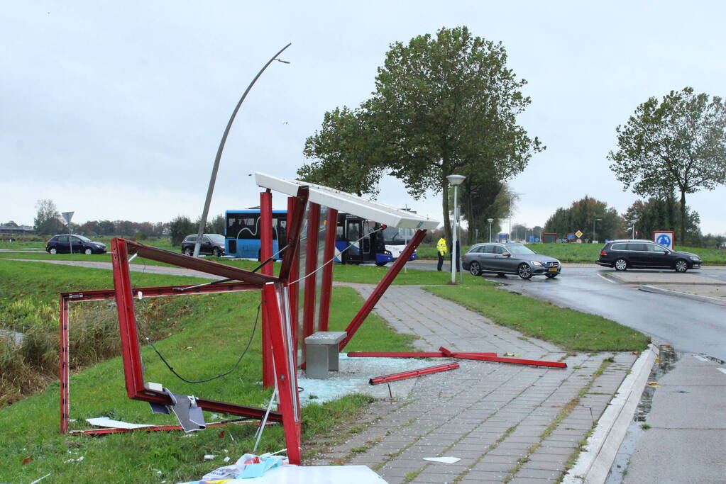 Automobilist ramt bushokje en boom