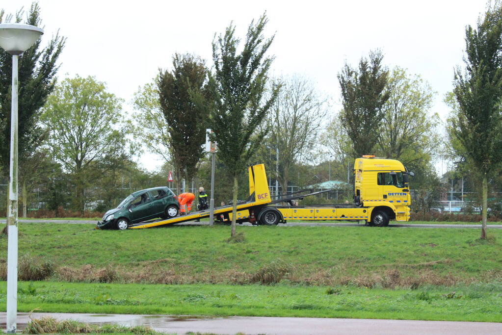 Automobilist ramt bushokje en boom