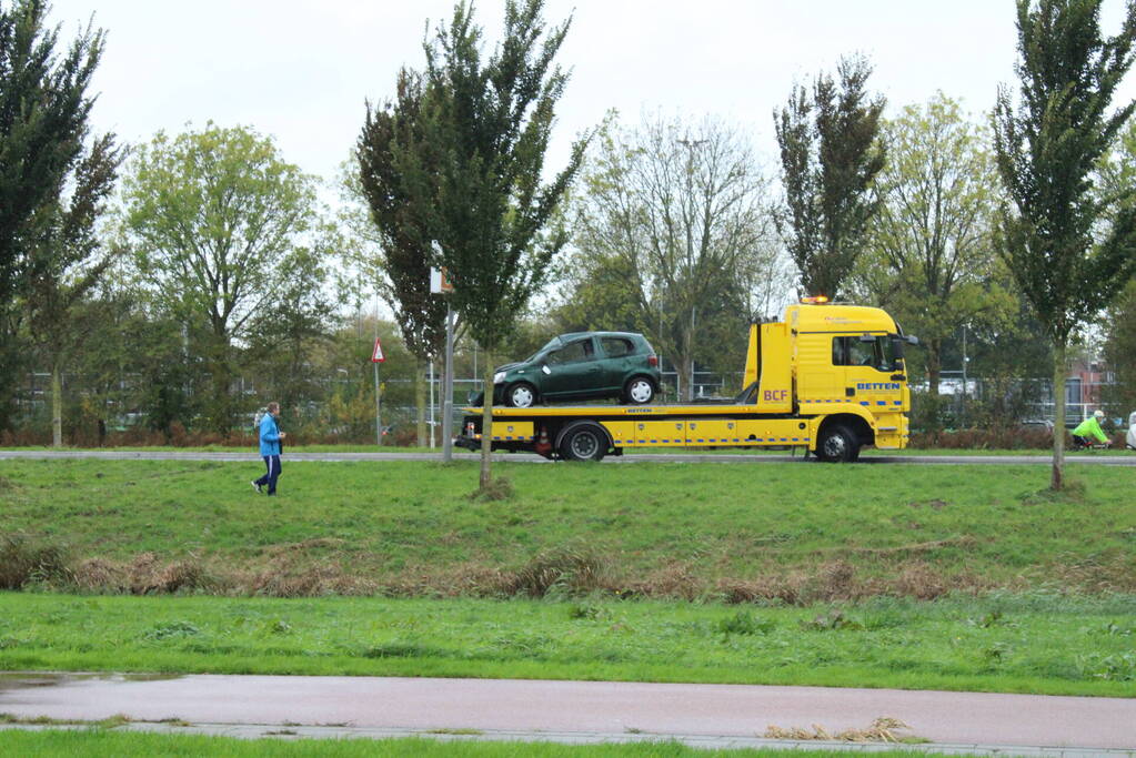 Automobilist ramt bushokje en boom