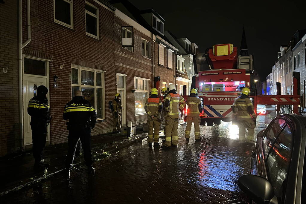 Hevige brand in schoorsteen van woning