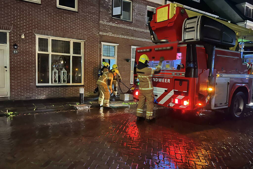 Hevige brand in schoorsteen van woning