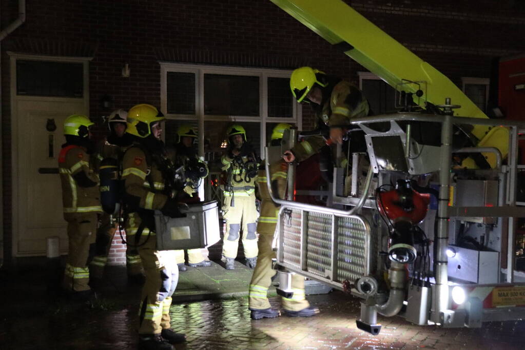 Hevige brand in schoorsteen van woning