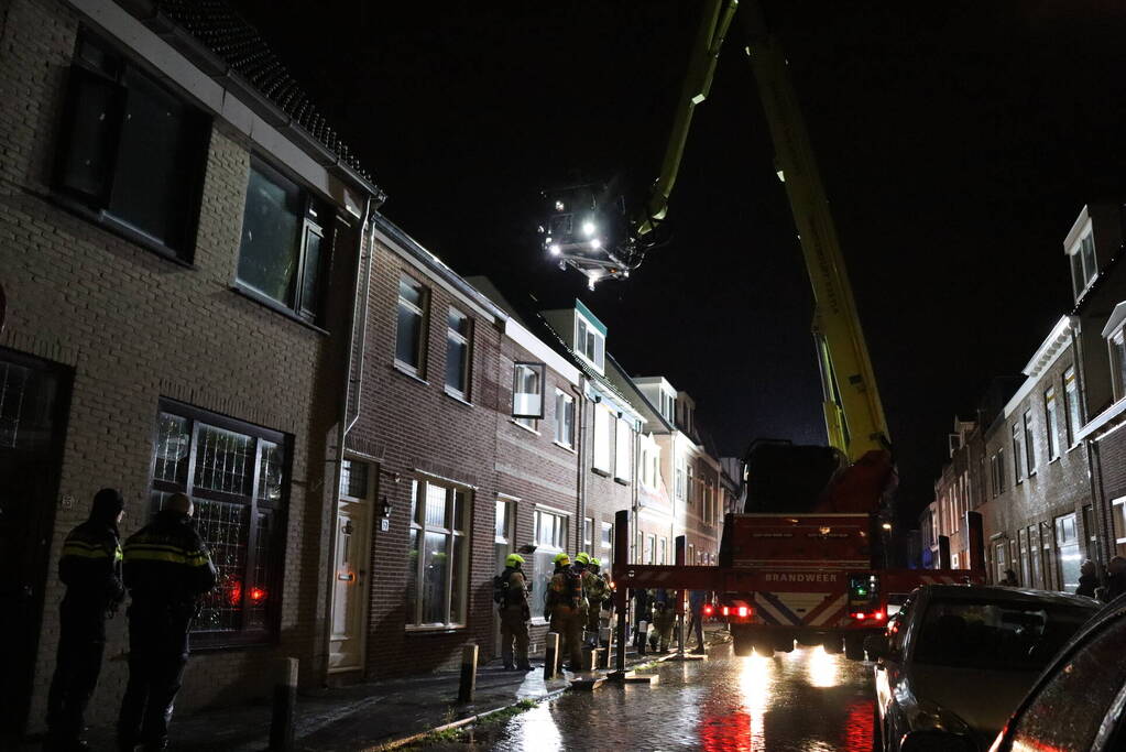 Hevige brand in schoorsteen van woning