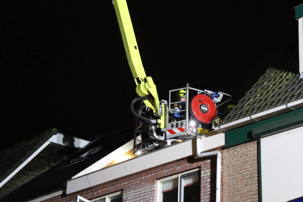 Hevige brand in schoorsteen van woning