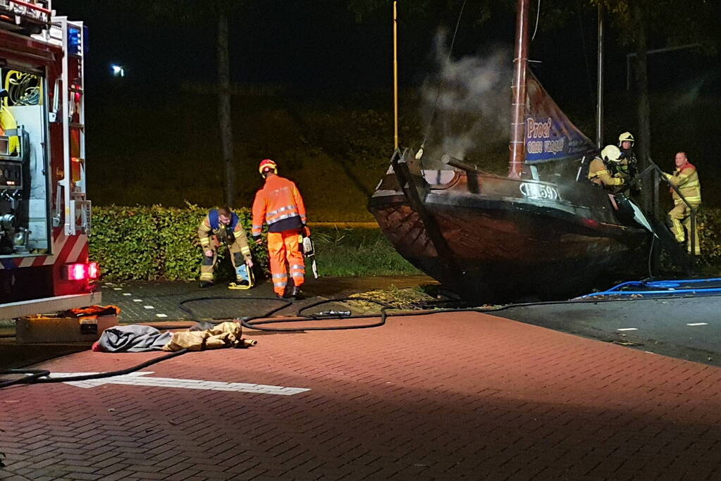 Houten boot zwaar beschadigd door brand