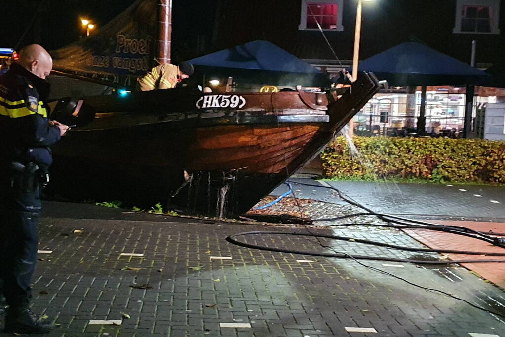 Houten boot zwaar beschadigd door brand
