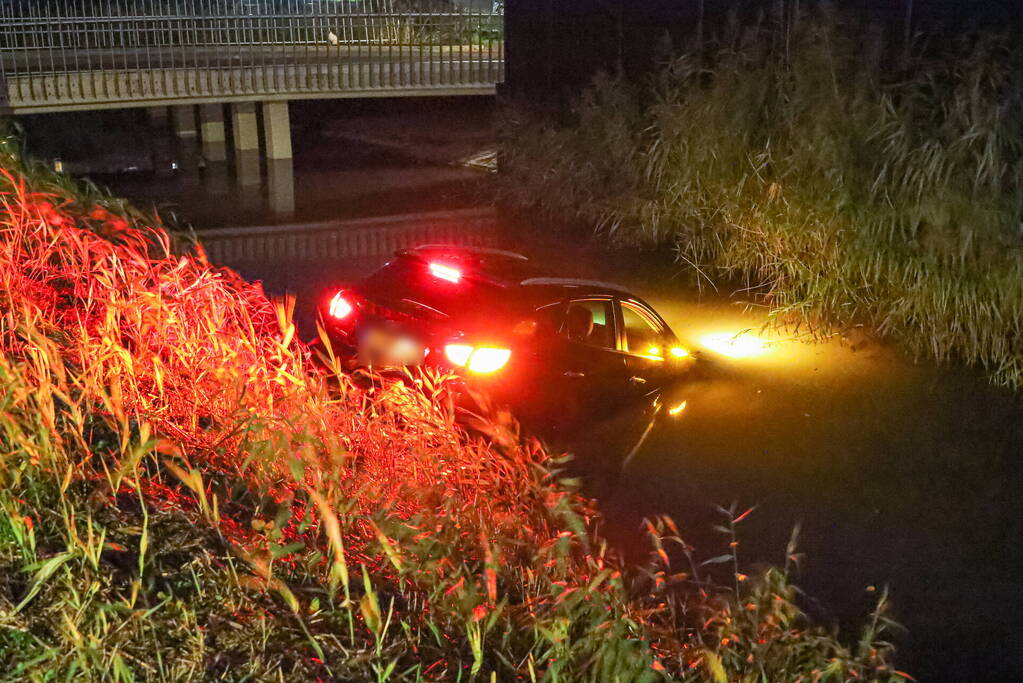 Handrem vergeten; auto rolt het water in