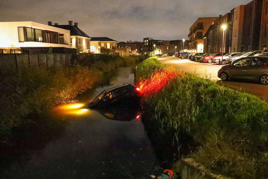 Handrem vergeten; auto rolt het water in