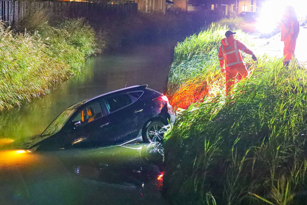 Handrem vergeten; auto rolt het water in