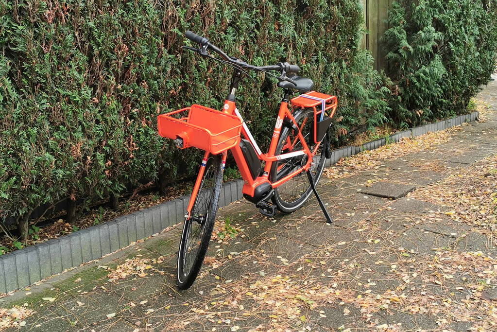 Automobilist rijdt fietser aan op rotonde