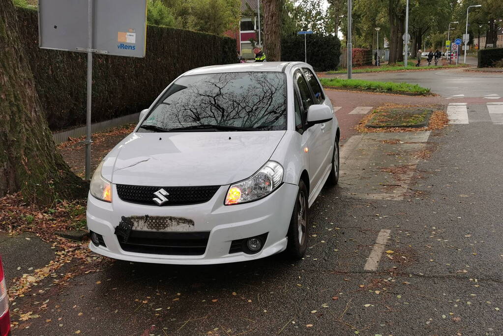 Automobilist rijdt fietser aan op rotonde