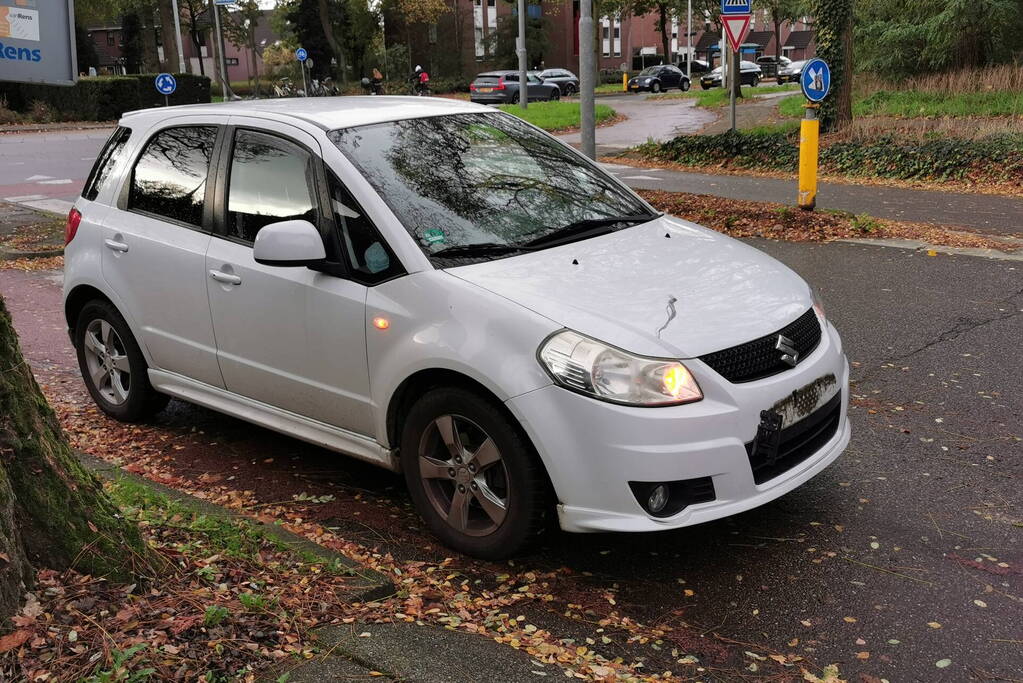 Automobilist rijdt fietser aan op rotonde