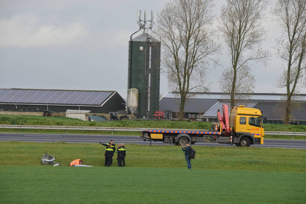 Automobilist vliegt van de snelweg belandt is sloot