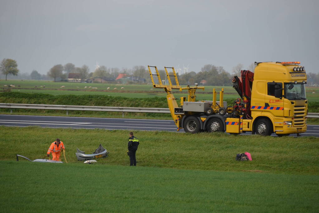 Automobilist vliegt van de snelweg belandt is sloot