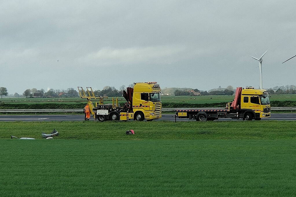 Automobilist vliegt van de snelweg belandt is sloot