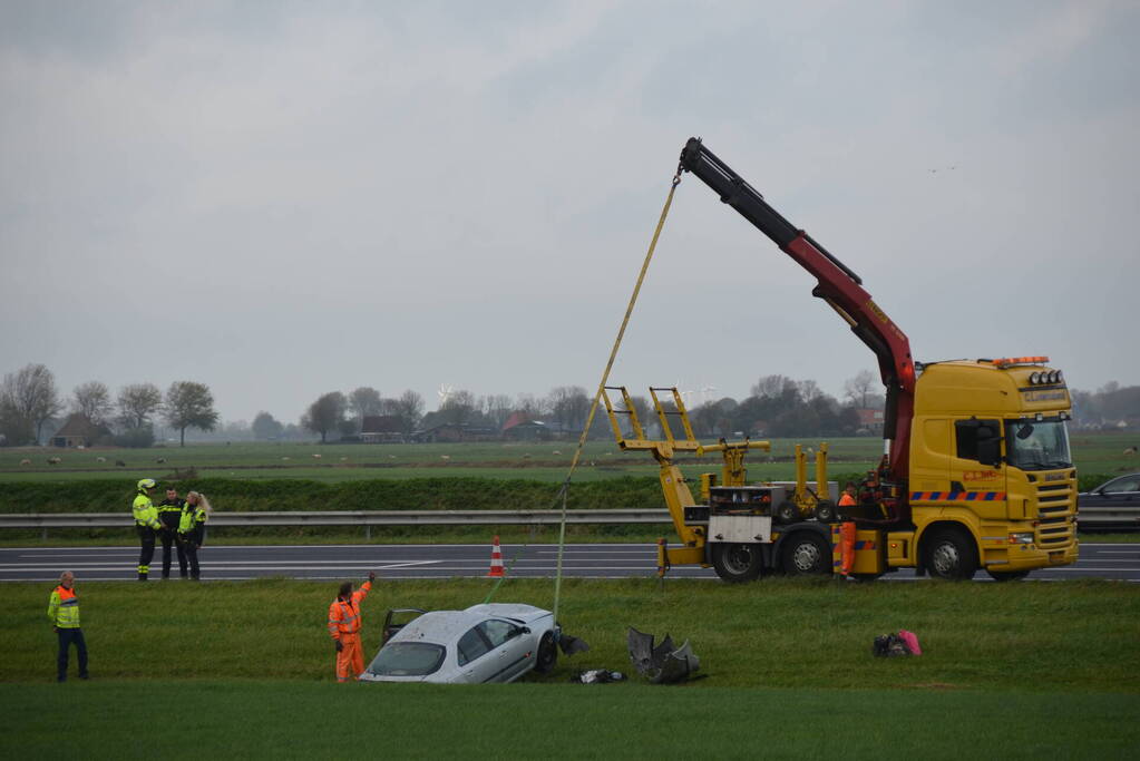 Automobilist vliegt van de snelweg belandt is sloot