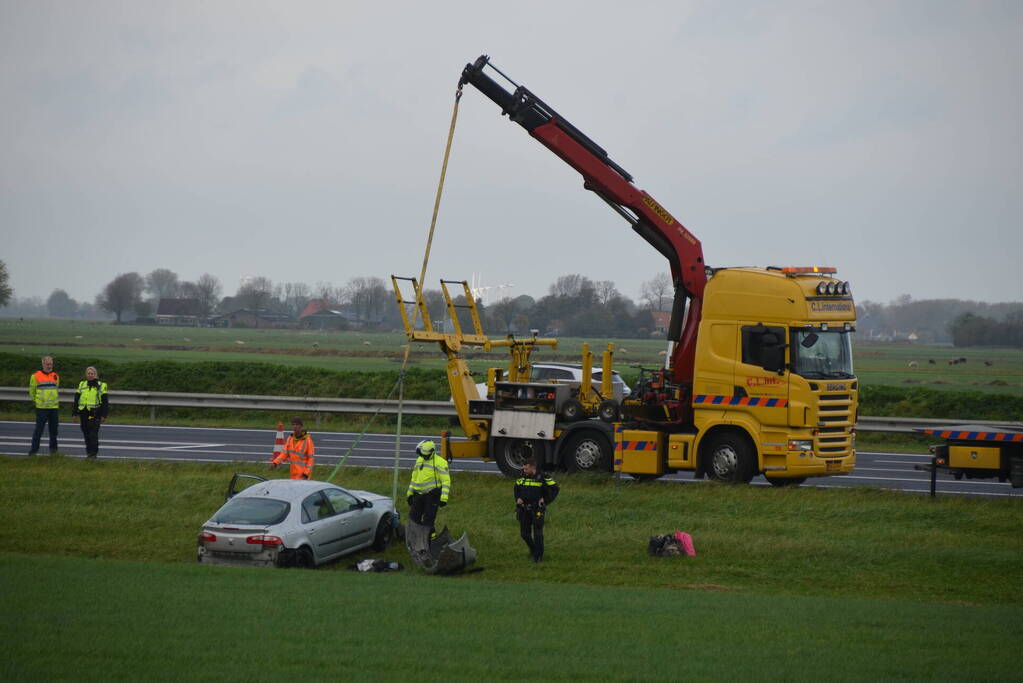 Automobilist vliegt van de snelweg belandt is sloot