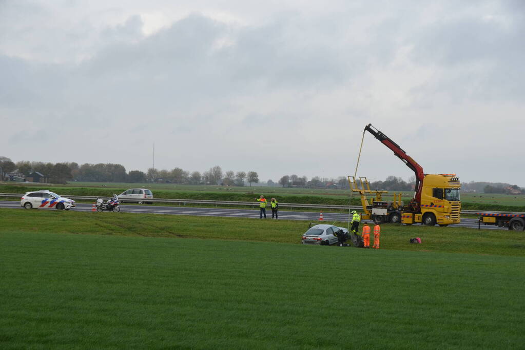 Automobilist vliegt van de snelweg belandt is sloot