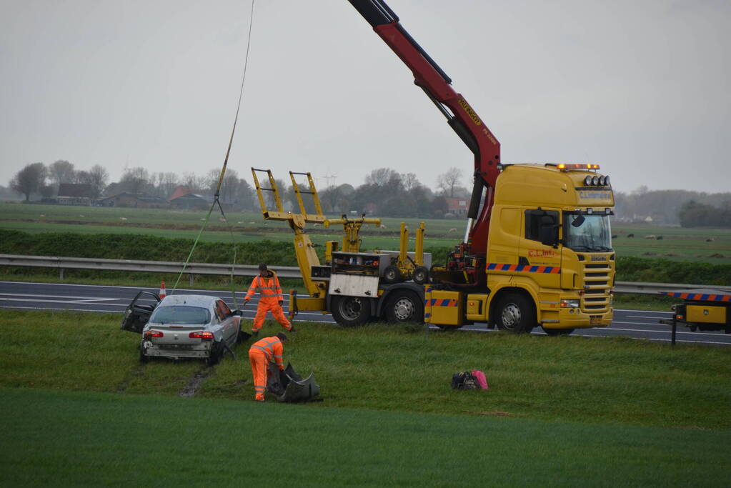 Automobilist vliegt van de snelweg belandt is sloot