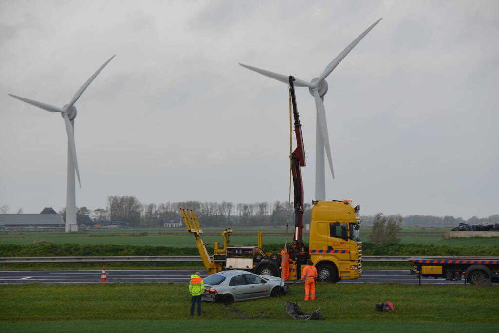 Automobilist vliegt van de snelweg belandt is sloot