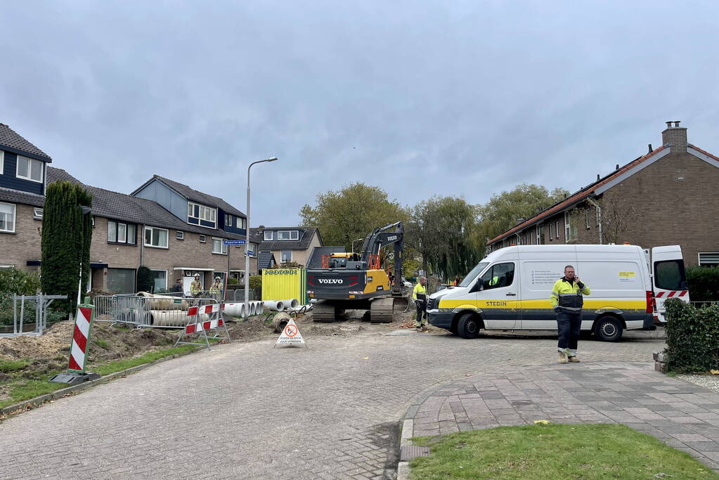 Graafmachines trekt gasleiding stuk