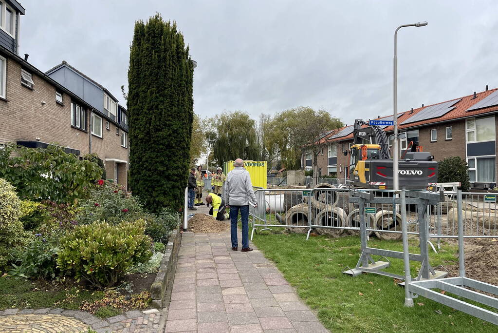 Graafmachines trekt gasleiding stuk