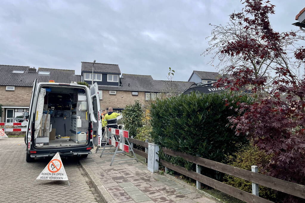 Graafmachines trekt gasleiding stuk