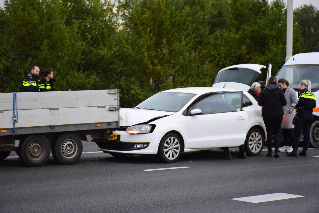 Twee bestelbussen en personenwagen betrokken bij kettingbotsing